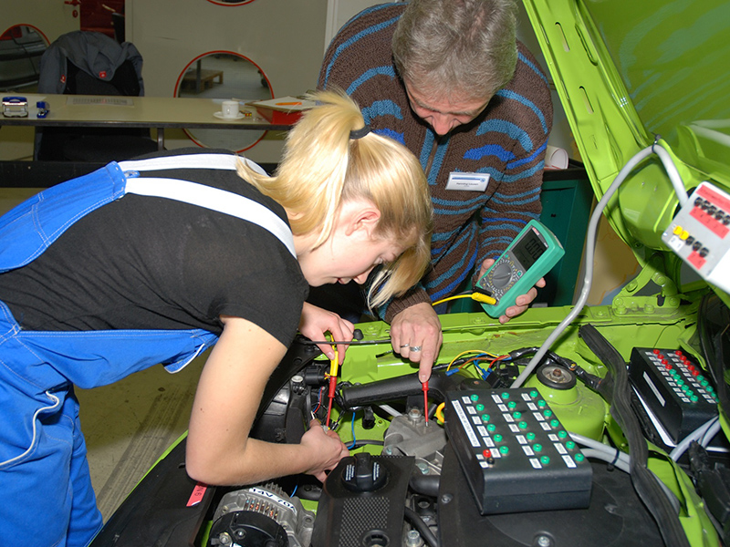 Kfz-Mechatroniker (M/W/D) Schwerpunkt System- und Hochvolttechnik